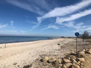 una señal azul en una playa con rocas en Landhaus Hohenfelde en Hohenfelde