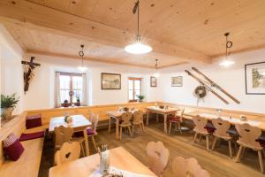 a dining room with wooden tables and chairs at Rait´ner Wirt in Schleching