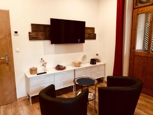 TV a/nebo společenská místnost v ubytování Penzión Astoria