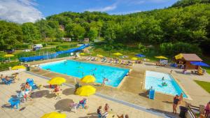 an overhead view of a swimming pool at a resort at Parc de vacances La Draille in Souillac