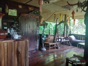 Aed väljaspool majutusasutust Baan Suan Jantra Home Stay
