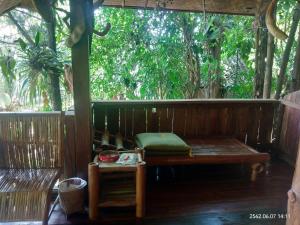 Aed väljaspool majutusasutust Baan Suan Jantra Home Stay