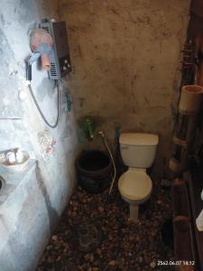Vannituba majutusasutuses Baan Suan Jantra Home Stay