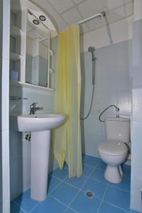 A bathroom at апартамент за гости Георгиеви