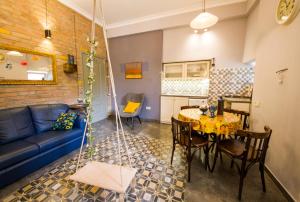 Una sala de estar con un sofá azul y una mesa. en Sofia Apartment in old Tbilisi, en Tiflis