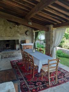 una mesa y sillas en un patio con chimenea en Country Residence Turicchi, en Londa