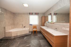 A bathroom at Gutshof Harlandleiten