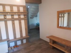 Zimmer mit Holztreppe und Spiegel in der Unterkunft Balbinka in Wydminy