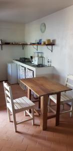 a wooden table and two chairs in a kitchen at Beija- flor de Lençóis in Lençóis