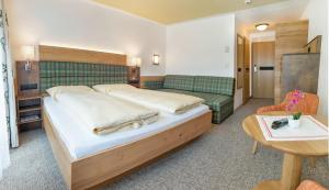 Łóżko lub łóżka w pokoju w obiekcie Landhotel Tirolerhof - Wildschönau - PREMIUM Card im Sommer