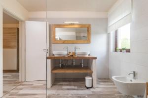 ein Badezimmer mit zwei Waschbecken und einem Spiegel in der Unterkunft Villa Luka in Brtonigla + 5 Fotos