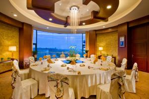 a large dining room with a white table and chairs at Yiwu Ocean Hotel - Original Best Western Premier Ocean Hotel in Yiwu