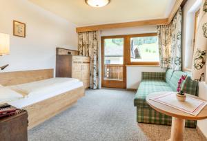 Łóżko lub łóżka w pokoju w obiekcie Landhotel Tirolerhof - Wildschönau - PREMIUM Card im Sommer