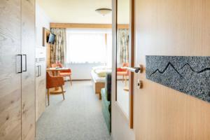 Łóżko lub łóżka w pokoju w obiekcie Landhotel Tirolerhof - Wildschönau - PREMIUM Card im Sommer