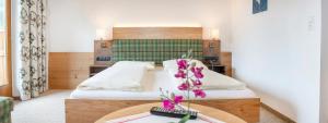 Łóżko lub łóżka w pokoju w obiekcie Landhotel Tirolerhof - Wildschönau - PREMIUM Card im Sommer