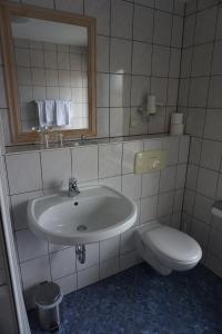 Koupelna v ubytování Hotel am Bahnhof + 17 fotografií