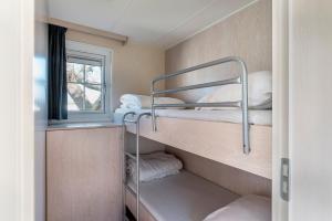Krevet ili kreveti na sprat u jedinici u okviru objekta Minicamping de Boshoek