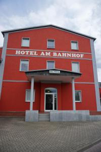 un edificio rojo con las palabras hotel anamm en Hotel am Bahnhof en Waren