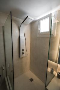 baño con ducha y ventana en Esmeralda Apartments, en Apollonia