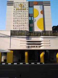 un edificio con scritte su un lato di Zodiak Asia Afrika by KAGUM Hotels a Bandung