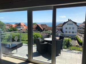 mit Blick auf einen Balkon mit einem Tisch und Stühlen in der Unterkunft Hotel Rebstöckle in Hagnau