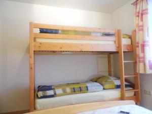 un letto a castello con due letti a castello in una stanza di Ferienwohnung Viehhauser a Hüttschlag