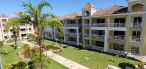 een luchtzicht op een gebouw met palmbomen bij Atlantic Palace Family inn in Aquiraz