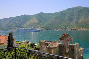 un crucero en un gran cuerpo de agua en Apartment FUNNY, en Kotor