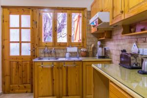 Кухня или мини-кухня в Kyveli Cottage by AgroHolidays
