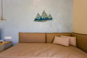 een slaapkamer met een bed met twee boten aan de muur bij Panas Hotel in Spartia
