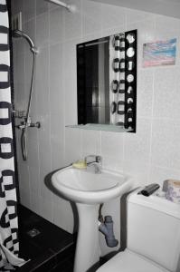 ソロニキにあるViktoria Hotelのバスルーム(洗面台、鏡、トイレ付)