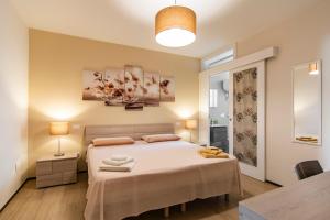 een slaapkamer met een groot bed en 2 handdoeken bij Chiardiluna in Castro di Lecce