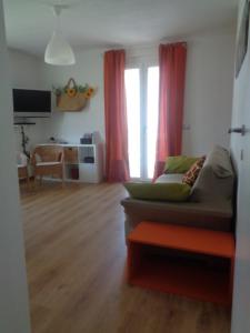 a living room with a couch and red curtains at Casa Luce e Aria in Colico