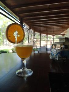 un vaso de zumo de naranja sentado en una mesa en Dimitris Villa Hotel en Mátala