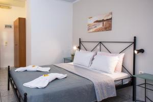 1 dormitorio con 1 cama con 2 toallas en Avenue Hotel Falassarna, en Falasarna