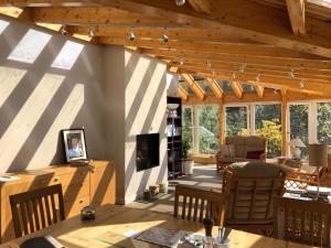 sala de estar con techo de madera y mesa en Balmillig B&B, en Helensburgh