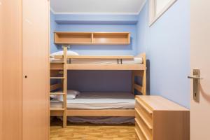 ゼーブルッヘにあるAscot 5deの小さなお部屋で、二段ベッドが備わります。