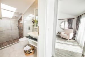 Koupelna v ubytování Cedrus Suites + 37 fotografií