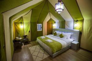メルズーガにあるsand rose luxury campの緑の屋根のベッドルーム1室(大型ベッド1台付) +38枚の写真