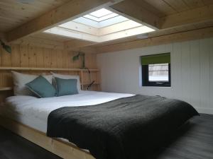 Säng eller sängar i ett rum på Trendy Tiny Houses Bovenweg