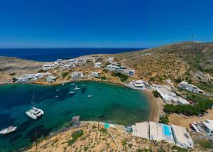 una vista aérea de una pequeña isla con barcos en el agua en Klados Studios & Apartments, en Cherronisos
