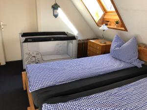 Schlafzimmer im Dachgeschoss mit 2 Betten und einem Fenster in der Unterkunft Hof Rahlf im Naturpark Aukrug in Hennstedt