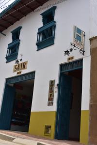una tienda con dos puertas y un letrero que lee sanatorio en Hotel Casa Oasis, en Zapatoca