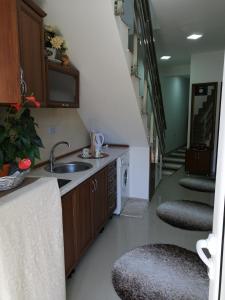 A kitchen or kitchenette at Apartments Gazi