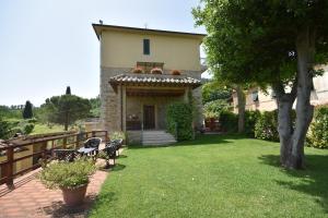 A garden outside LA CASA DI CHIANNI La Pieve