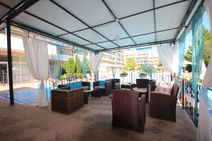 A seating area at Menada Grand Kamelia Apartments