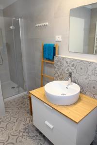 bagno con lavandino bianco e doccia di Villa UMA a Izola