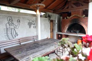 un tavolo in legno in una stanza con forno in mattoni di Villa UMA a Izola
