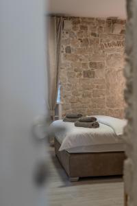 Posteľ alebo postele v izbe v ubytovaní Studios Kadena Trogir - 18th century stone house