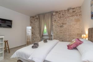 Posteľ alebo postele v izbe v ubytovaní Studios Kadena Trogir - 18th century stone house